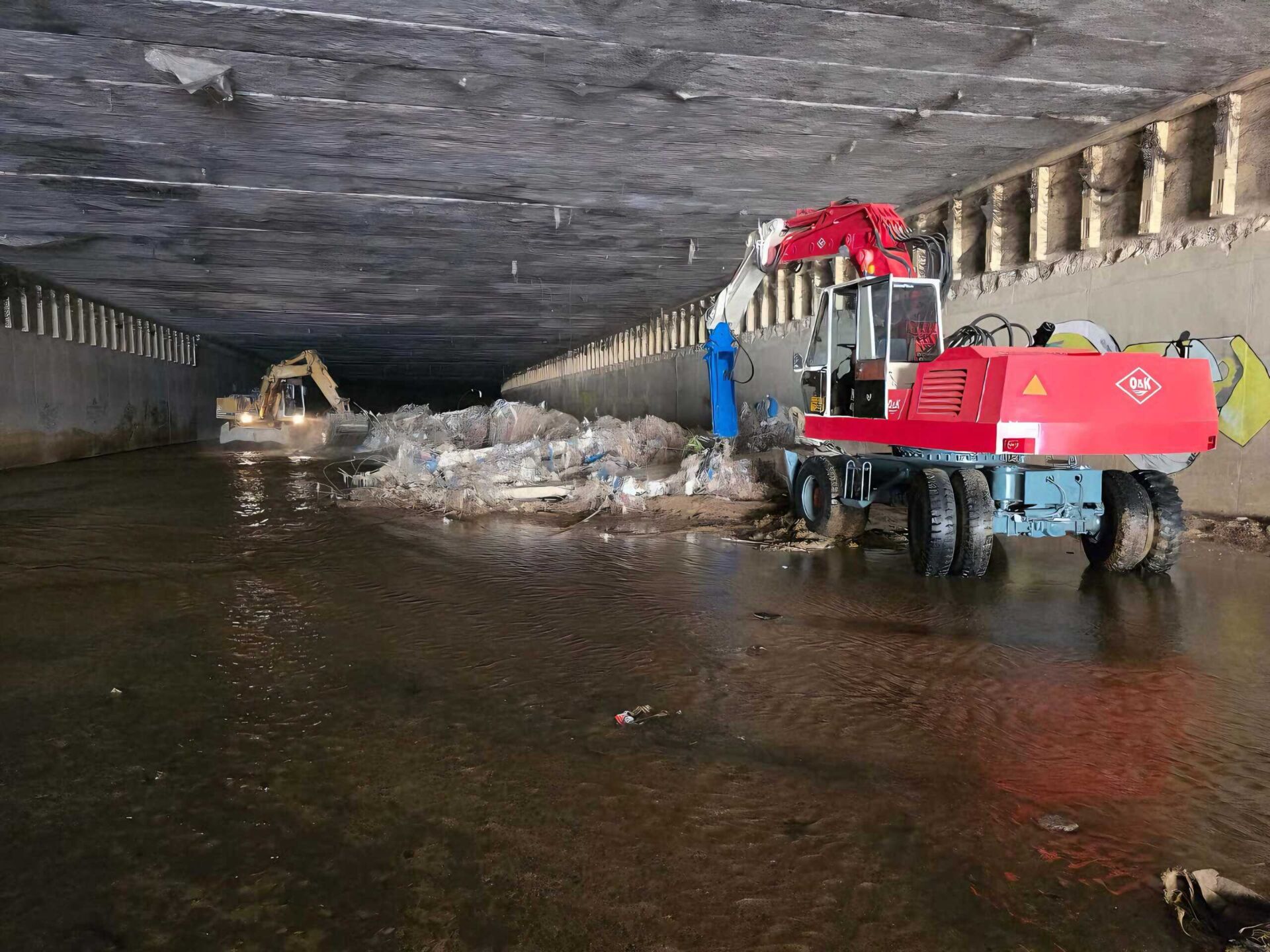 Οι πρώτες εικόνες από την επιχείρηση καθαρισμού στα υπόγεια τμήματα του Κηφισού - Πετούσαν μέχρι και έπιπλα