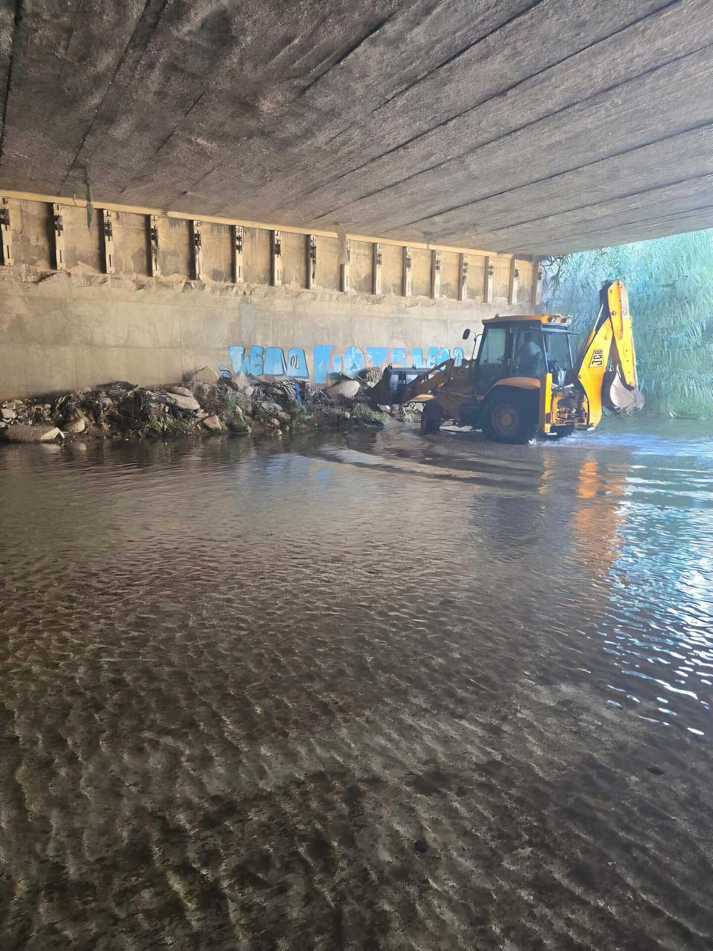 Οι πρώτες εικόνες από την επιχείρηση καθαρισμού στα υπόγεια τμήματα του Κηφισού - Πετούσαν μέχρι και έπιπλα