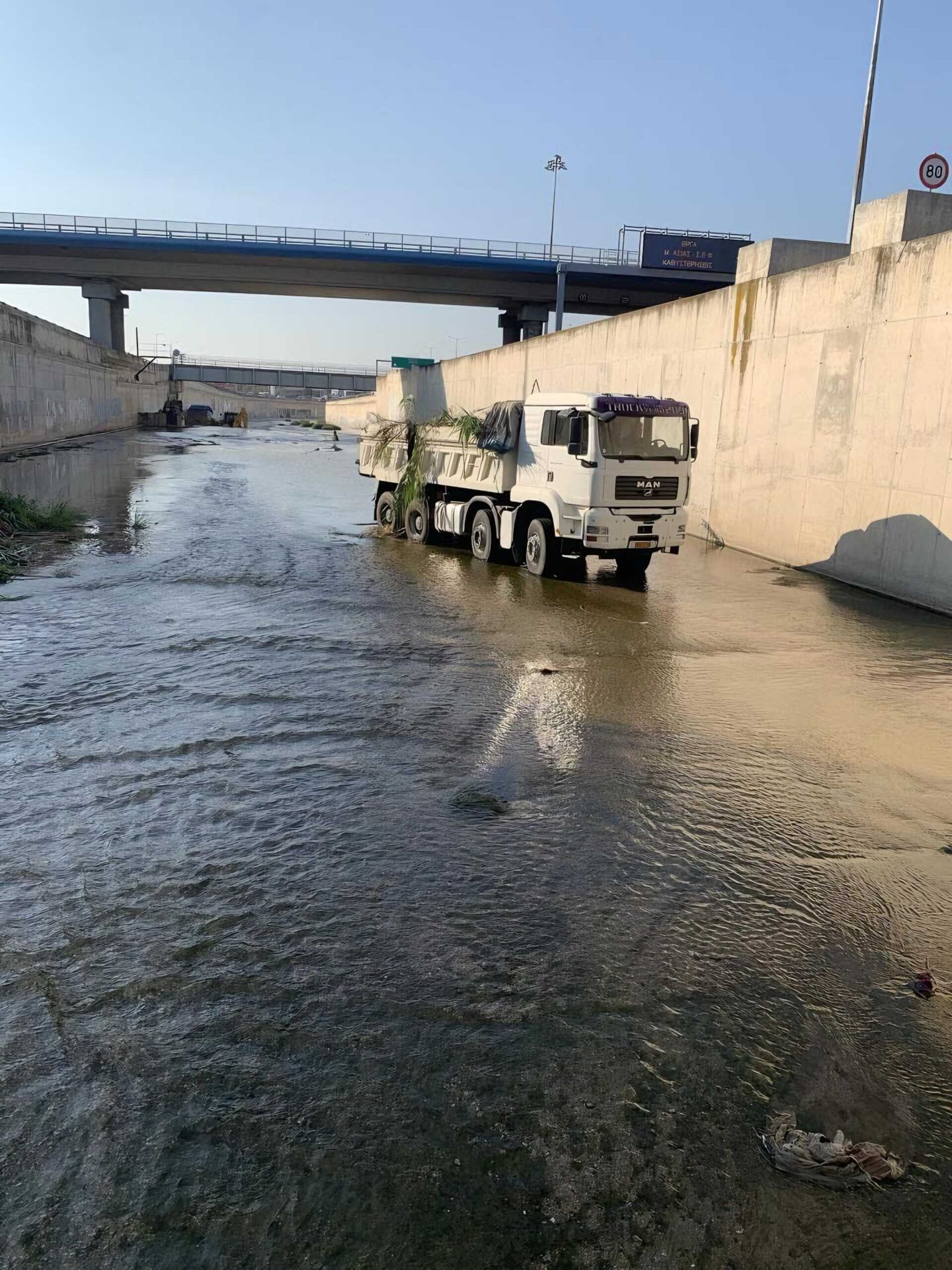 Οι πρώτες εικόνες από την επιχείρηση καθαρισμού στα υπόγεια τμήματα του Κηφισού - Πετούσαν μέχρι και έπιπλα