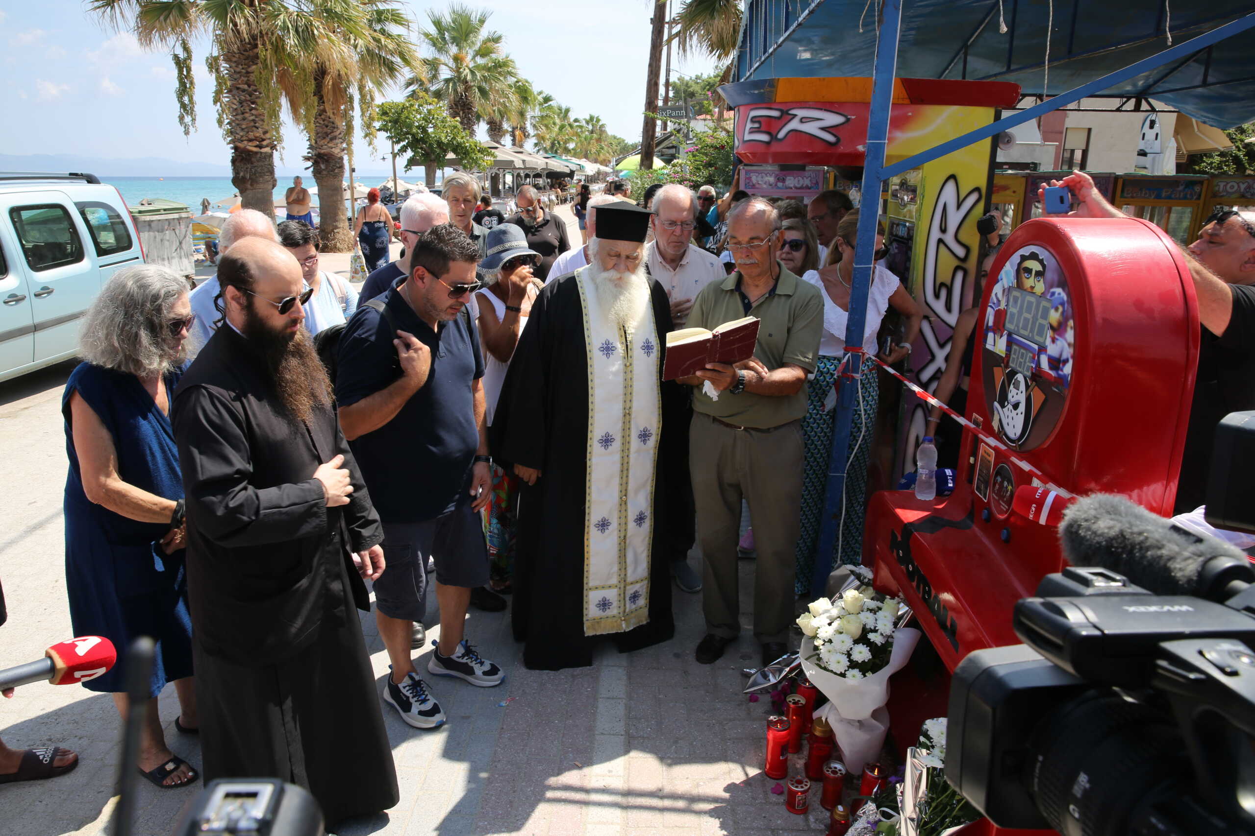 Συγκίνηση στο τρισάγιο για τον 19χρονο που έχασε τη ζωή του στο μοιραίο λούνα παρκ στη Χαλκιδική