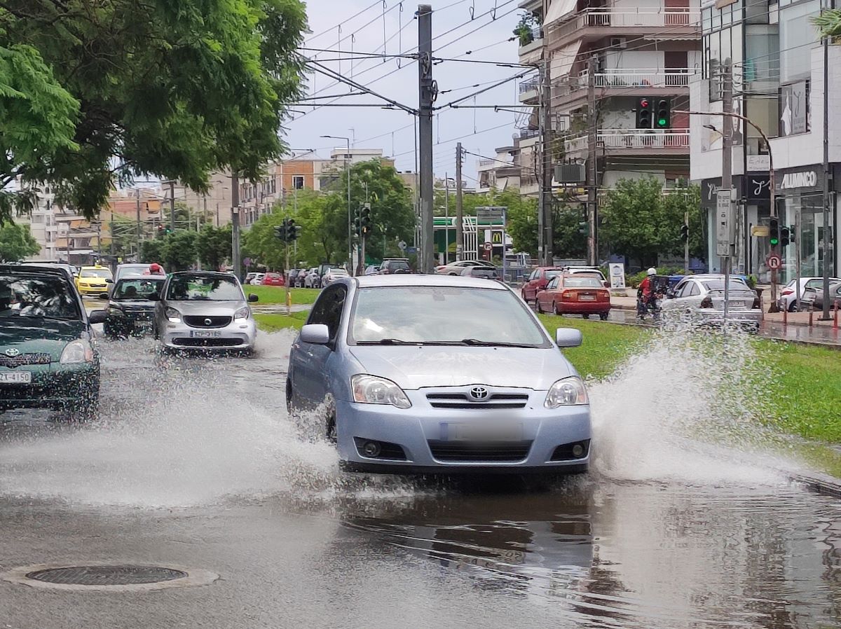 Βροχές και καταιγίδες τις επόμενες ώρες σε πολλές περιοχές της χώρας - Πού έπεσε ο μεγαλύτερος όγκος νερού στην Αττική