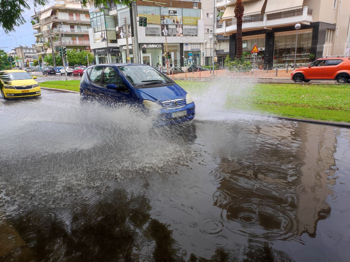 Βροχές και καταιγίδες τις επόμενες ώρες σε πολλές περιοχές της χώρας - Πού έπεσε ο μεγαλύτερος όγκος νερού στην Αττική