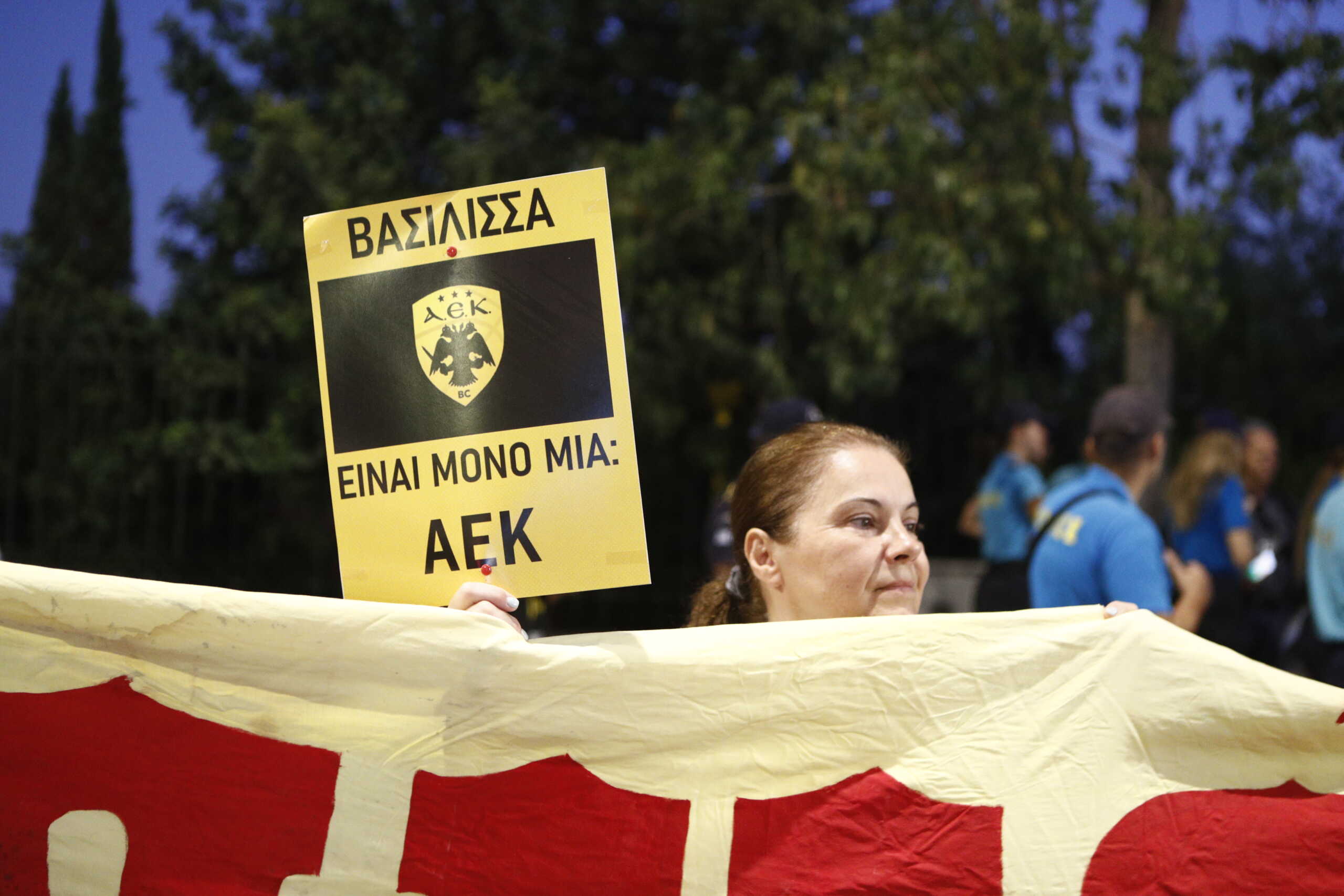 Διαμαρτυρία έξω από το Βυζαντινό μουσείο για το γαμήλιο πάρτι της Θεοδώρας Γλύξμπουργκ – Εκεί και η Έλενα Ακρίτα