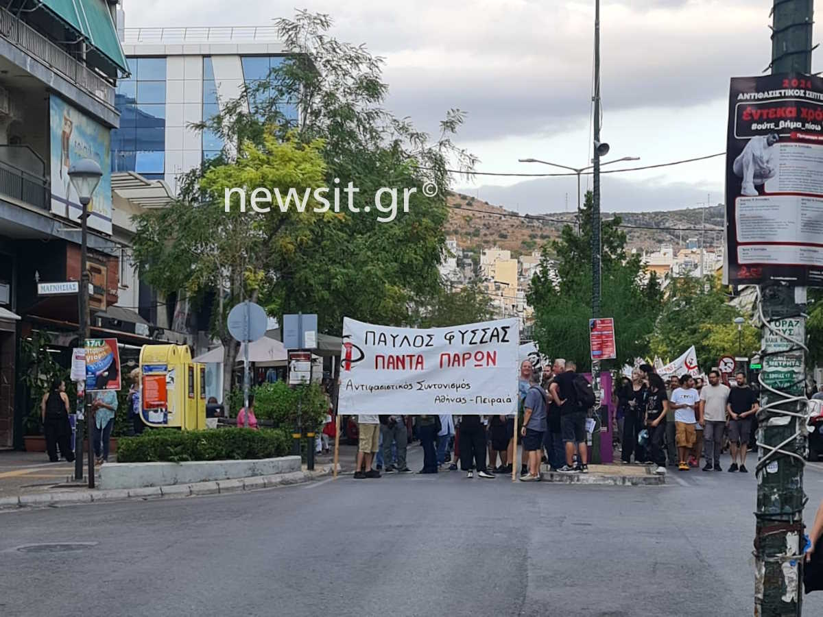 Παύλος Φύσσας: Αντιφασιστική πορεία 11 χρόνια από τη δολοφονία του – Φωτογραφίες από την εκδήλωση μνήμης