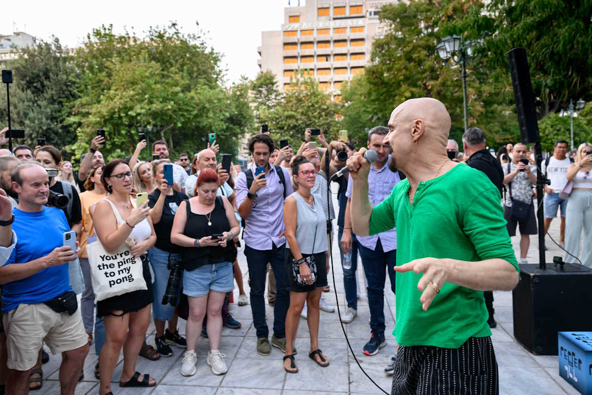 Έκπληξη με τους «James» στο Σύνταγμα - Φωτογραφίες της pop-up mini συναυλίας