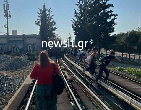 Φωτιά στις γραμμές του Ηλεκτρικού – Ο κόσμος κατέβηκε και πήγε με τα πόδια στο σταθμό «Ειρήνη»