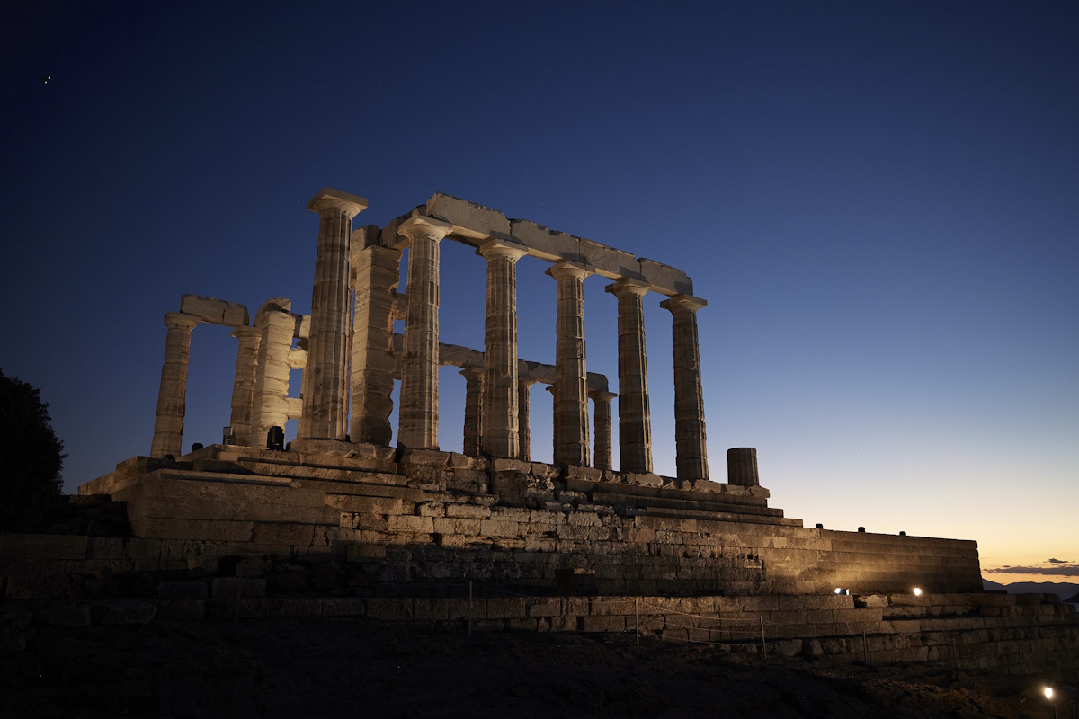 Ταξίδι στο φως: Εντυπωσιακή φωταγώγηση του Ναού του Ποσειδώνα στο Σούνιο με τις εικόνες να κάνουν τον γύρο του κόσμου