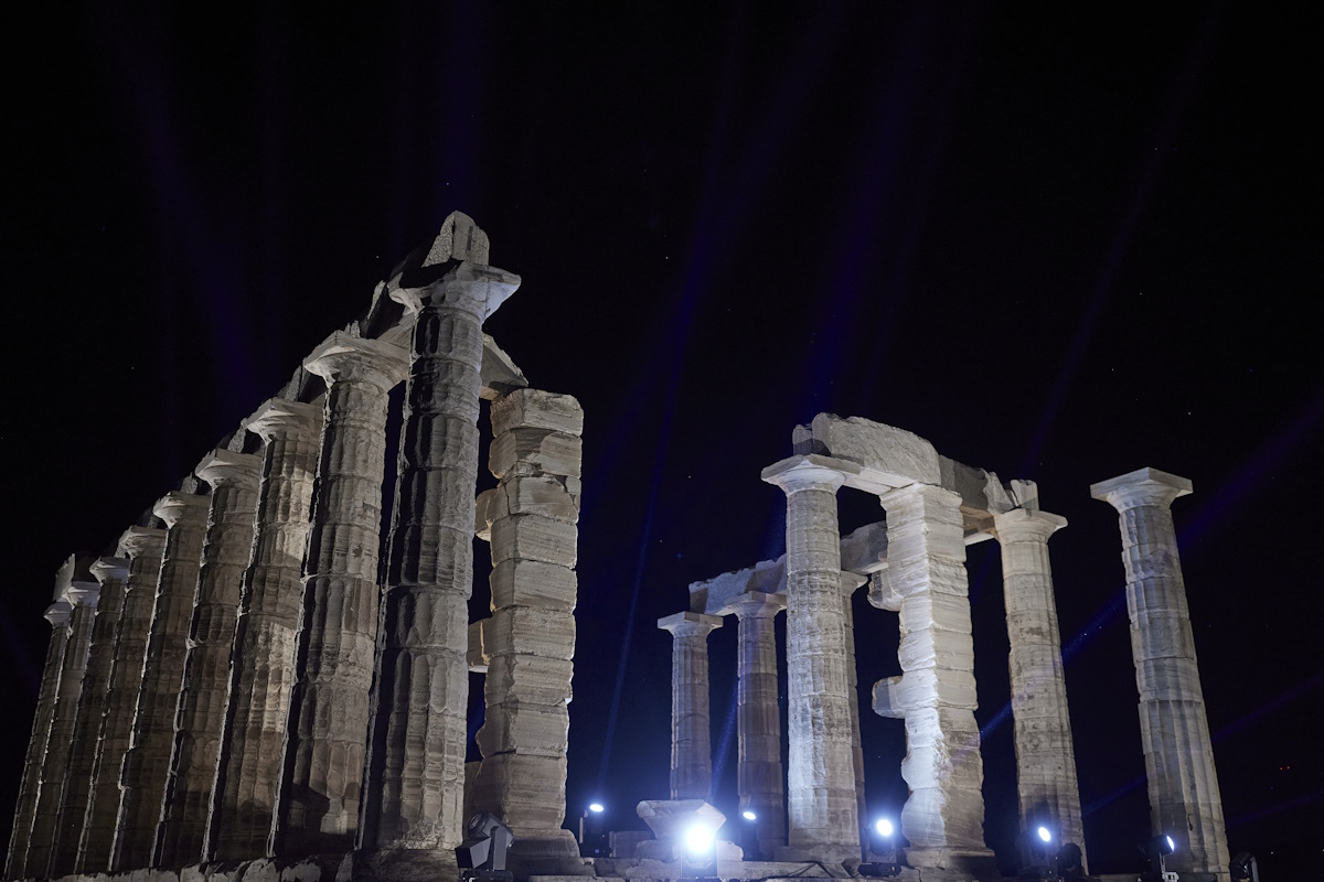 Ταξίδι στο φως: Εντυπωσιακή φωταγώγηση του Ναού του Ποσειδώνα στο Σούνιο με τις εικόνες να κάνουν τον γύρο του κόσμου