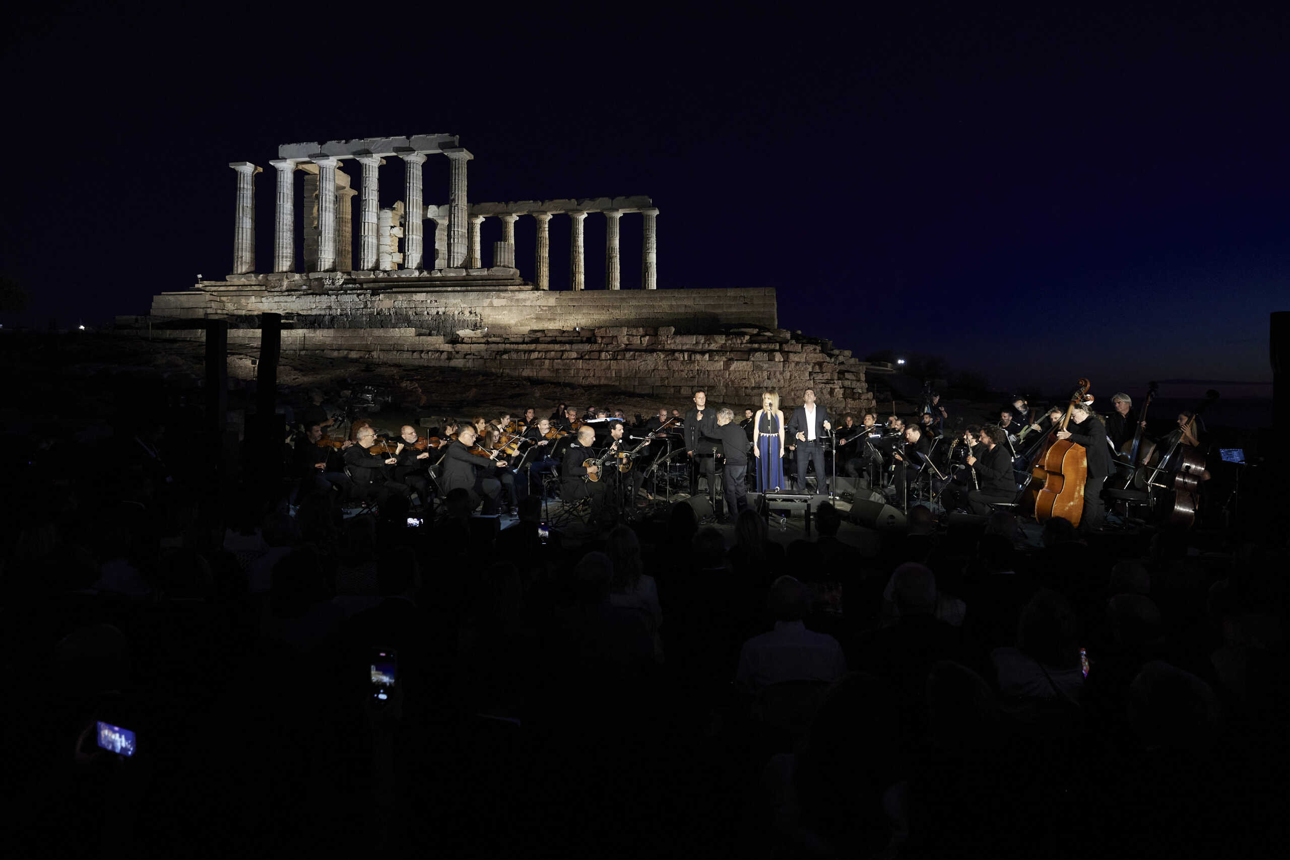 Ταξίδι στο φως: Εντυπωσιακή φωταγώγηση του Ναού του Ποσειδώνα στο Σούνιο με τις εικόνες να κάνουν τον γύρο του κόσμου