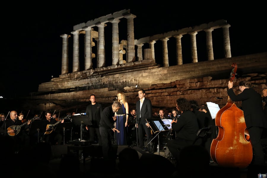 Η εντυπωσιακή φωταγώγηση του Ναού του Ποσειδώνα παρουσία του Κυριάκου Μητσοτάκη