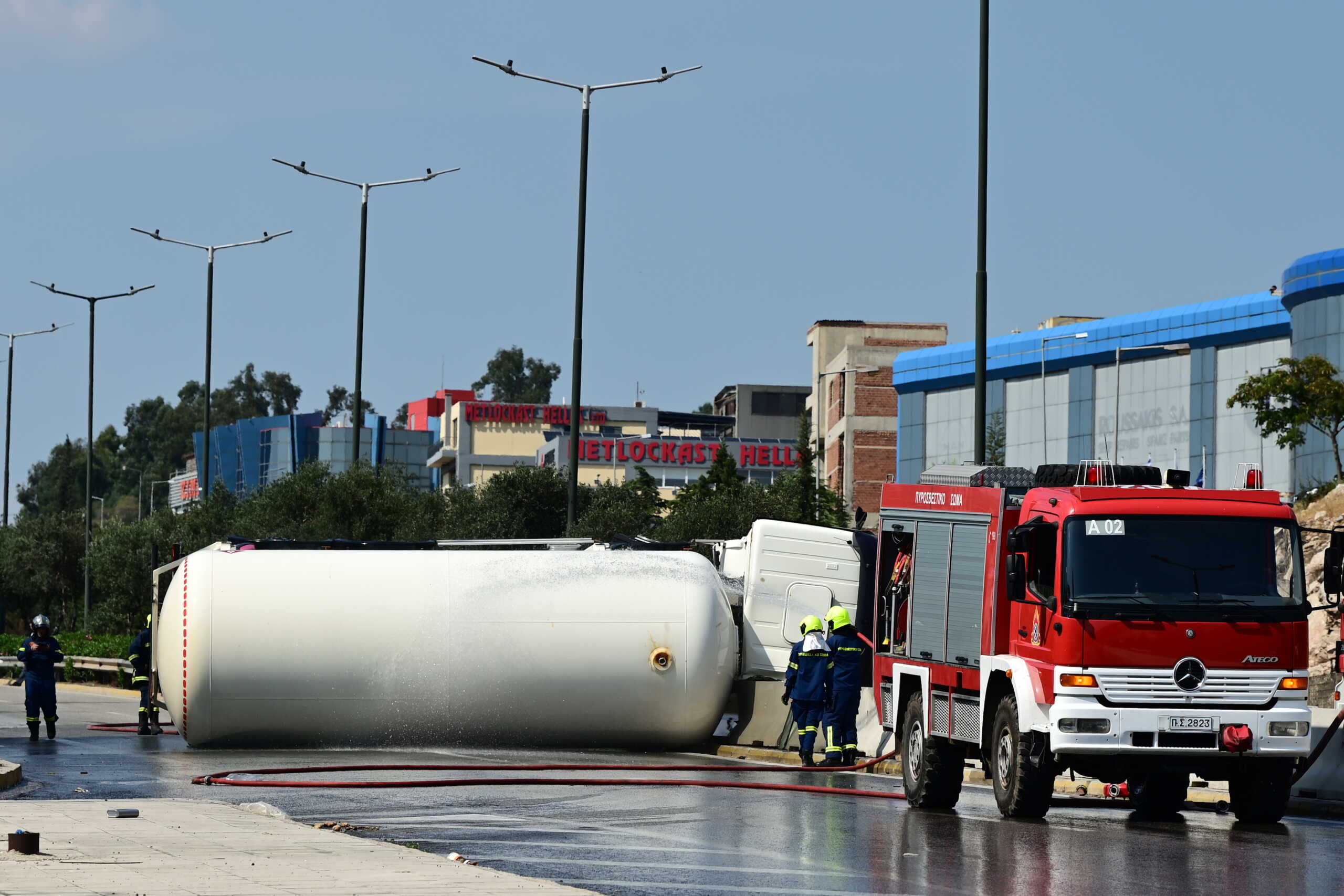 Εκκενώνεται η δομή του Σχιστού μετά τη διαρροή υγραερίου από την ανατροπή του βυτιοφόρου