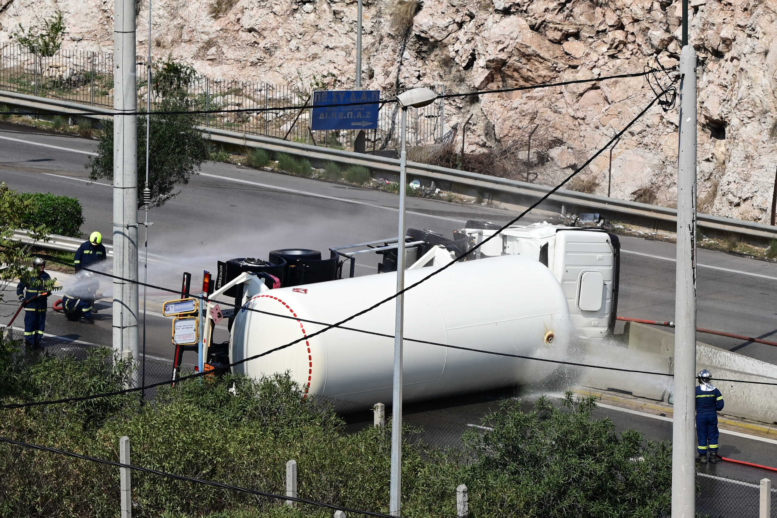 Εκκενώνεται η δομή του Σχιστού μετά τη διαρροή υγραερίου από την ανατροπή του βυτιοφόρου