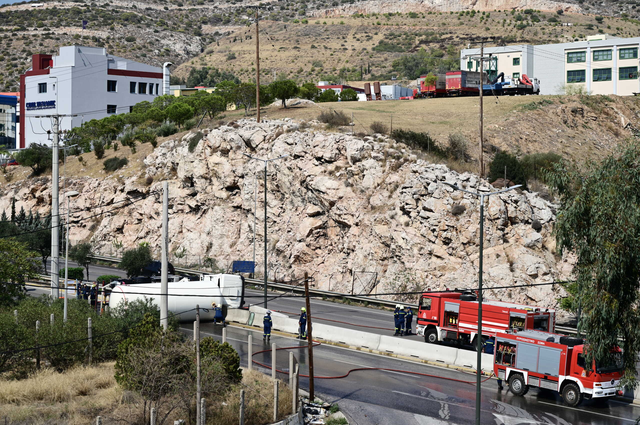 Εκκενώνεται η δομή του Σχιστού μετά τη διαρροή υγραερίου από την ανατροπή του βυτιοφόρου