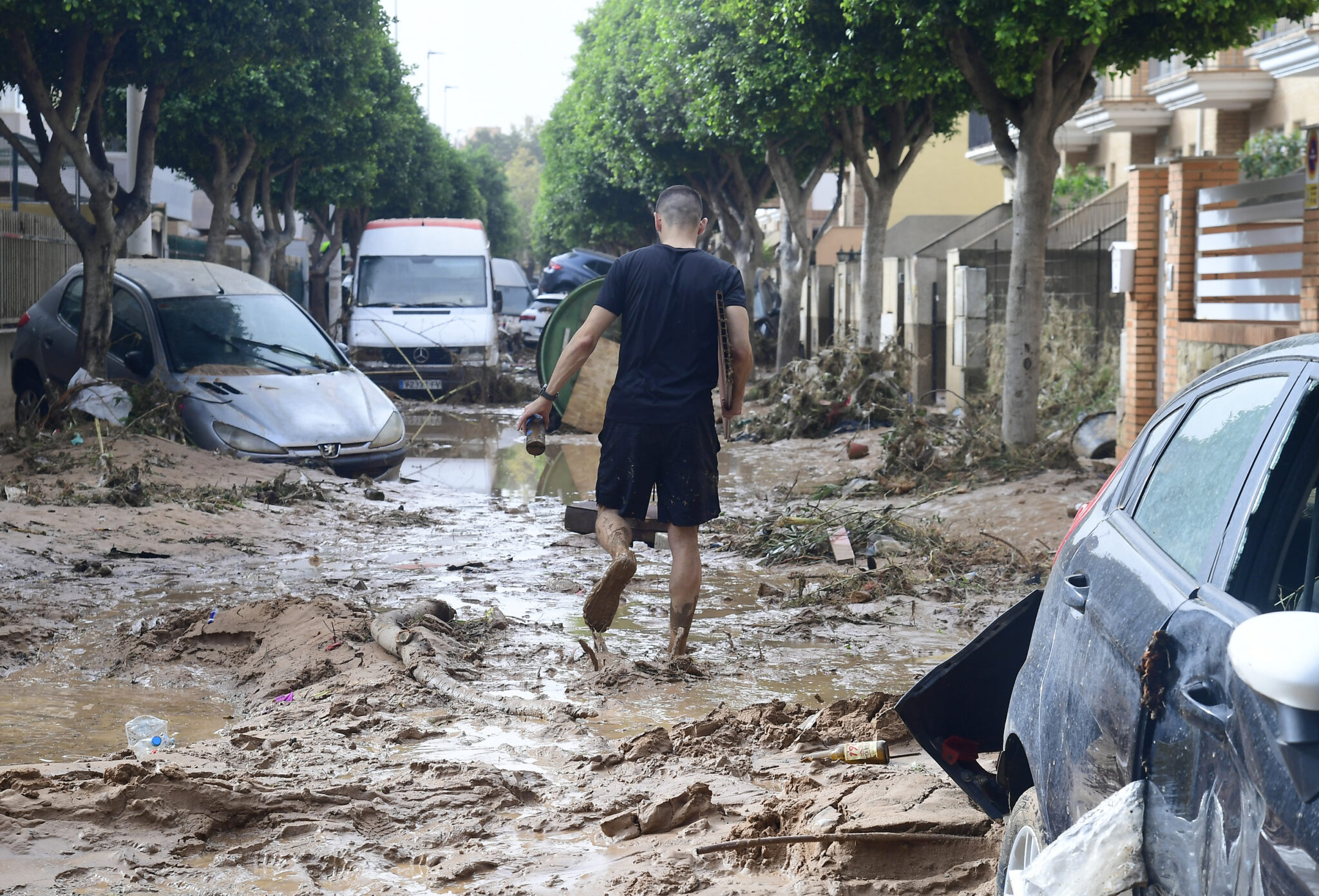 Εικόνες Αποκάλυψης στην Ισπανία: 64 νεκροί, πλημμυρισμένα σπίτια και δρόμοι – Σε απόγνωση κάτοικοι και Αρχές