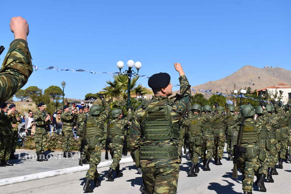 Με υπερηφάνεια και συγκίνηση η στρατιωτική παρέλαση της 28ης Οκτωβρίου στη Λήμνο - Εντυπωσιακές εικόνες