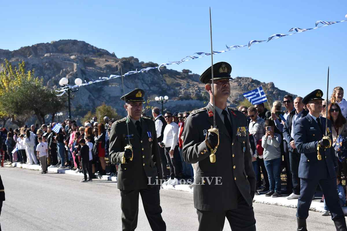 Με υπερηφάνεια και συγκίνηση η στρατιωτική παρέλαση της 28ης Οκτωβρίου στη Λήμνο - Εντυπωσιακές εικόνες