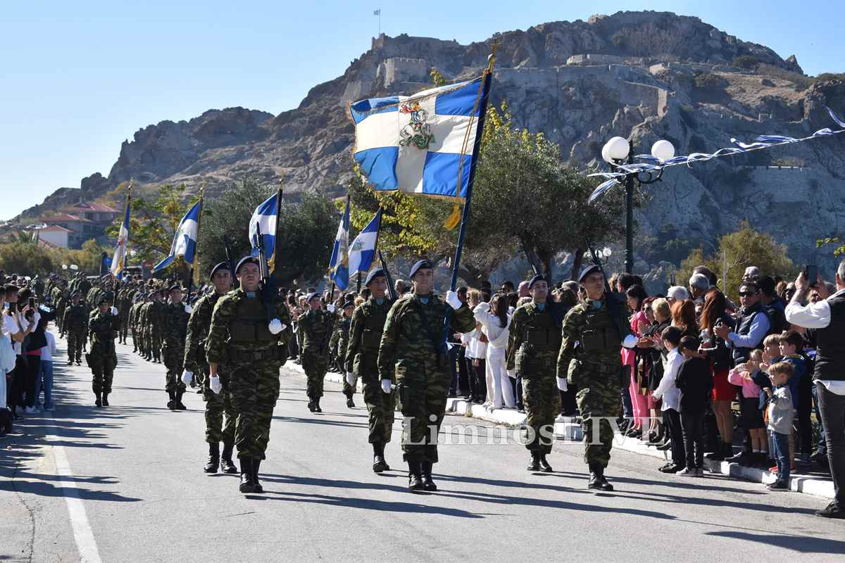 Με υπερηφάνεια και συγκίνηση η στρατιωτική παρέλαση της 28ης Οκτωβρίου στη Λήμνο - Εντυπωσιακές εικόνες