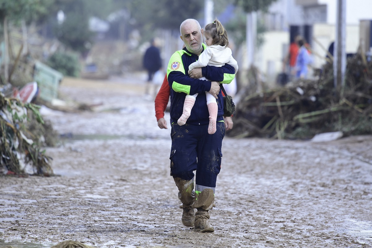 Βαλένθια πλημμύρες: Στους 63 οι νεκροί – Εικόνες και βίντεο ντοκουμέντα που συγκλονίζουν