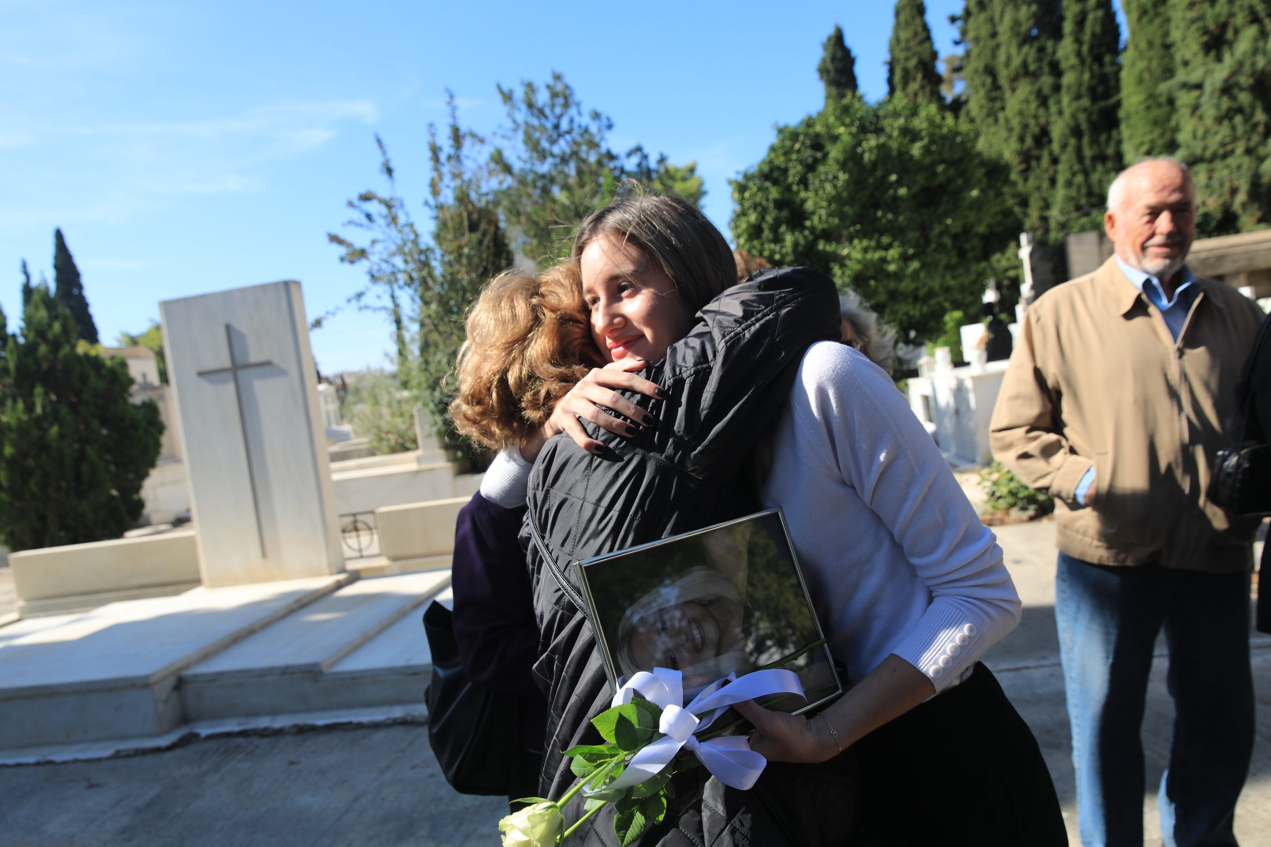 Μνημόσυνο Φώφης Γεννηματά: Τρία χρόνια από τον θάνατό της – Με λευκά τριαντάφυλλα η κόρη της δίπλα στον Ανδρέα Τσούνη