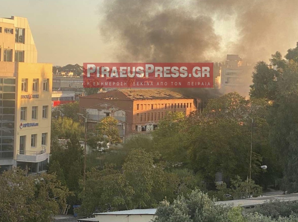 Φωτιά σε εγκαταλελειμμένο κτίριο στη Νίκαια κοντά στο Γενικό Κρατικό