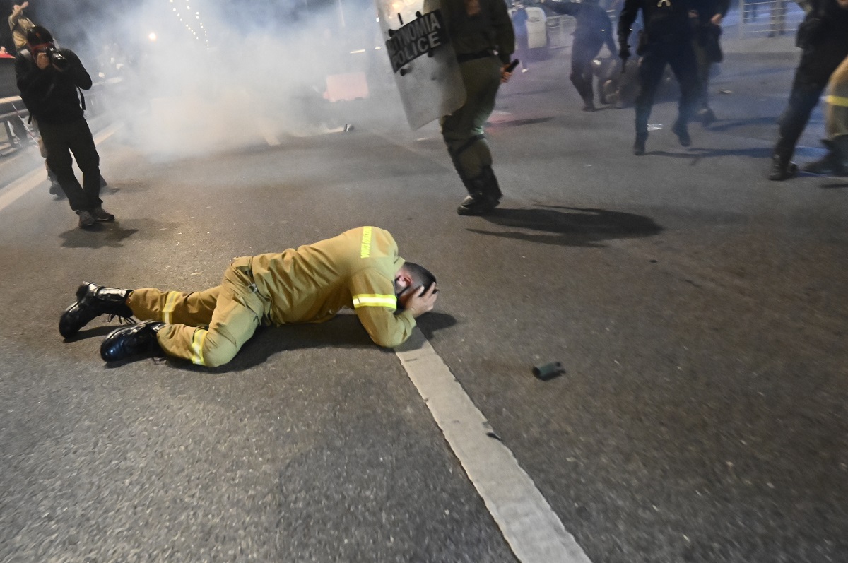 Και αστυνομικός τραυματίας στα επεισόδια με τους εποχικούς πυροσβέστες στο υπουργείο Πολιτικής Προστασίας - Άνοιξε η Κηφισίας