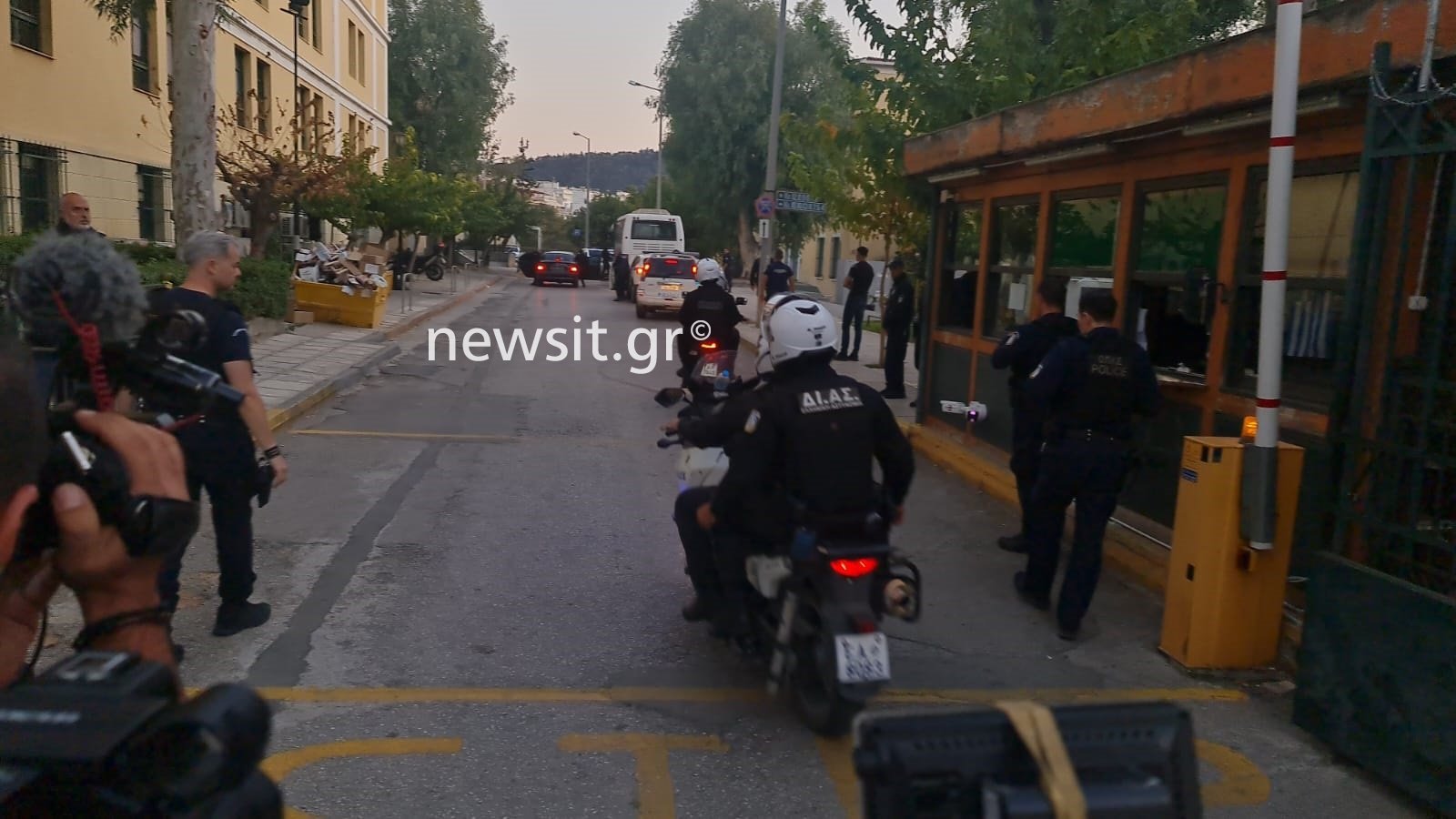 Κατηγορείται για τρομοκρατία ο 31χρονος που οδηγήθηκε στον Εισαγγελέα για την έκρηξη στους Αμπελόκηπους και οι 2 γυναίκες