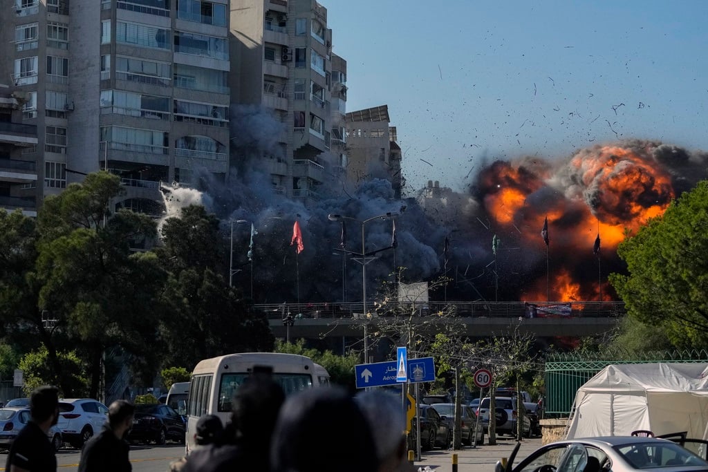 Ο ισραηλινός στρατός ισοπέδωσε πολυκατοικία στη Βηρυτό, την ώρα που οι ΗΠΑ καταβάλλουν προσπάθειες για την επίτευξη εκεχειρίας