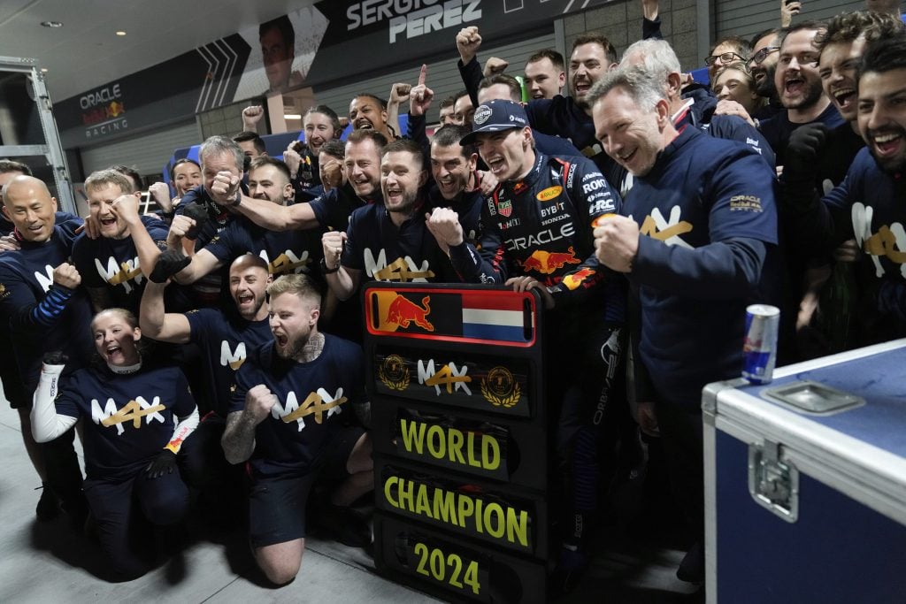 Οι εορτές στο γκαράζ της Red Bull Racing για τον τίτλο του Φερστάπεν (ΦΩΤΟρεπορτάζ)