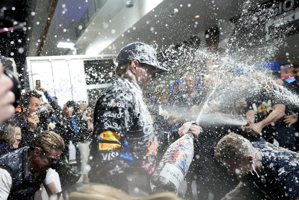 Οι εορτές στο γκαράζ της Red Bull Racing για τον τίτλο του Φερστάπεν (ΦΩΤΟρεπορτάζ)