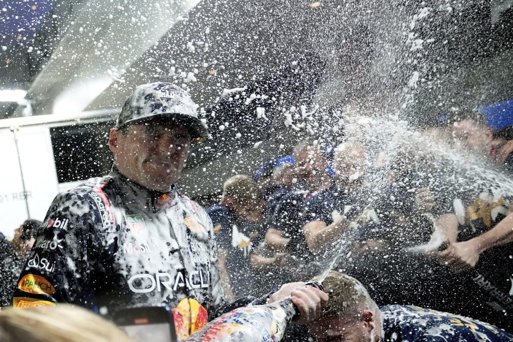 Οι εορτές στο γκαράζ της Red Bull Racing για τον τίτλο του Φερστάπεν (ΦΩΤΟρεπορτάζ)