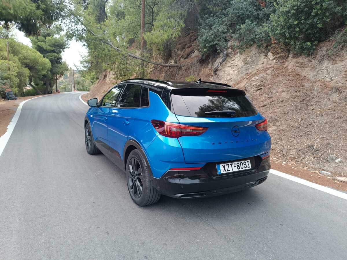 Με το πετρελαιοκίνητο Opel Grandland 1.5D 130PS AT8 που βγάζει πολλά χιλιόμετρα