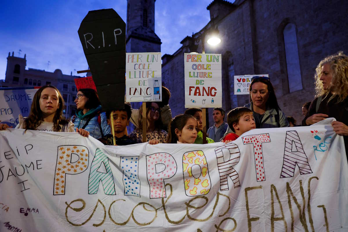 Στους δρόμους της Βαλένθια δάσκαλοι και γονείς για τα κλειστά εκπαιδευτήρια 30 ημέρες μετά τις καταστροφές