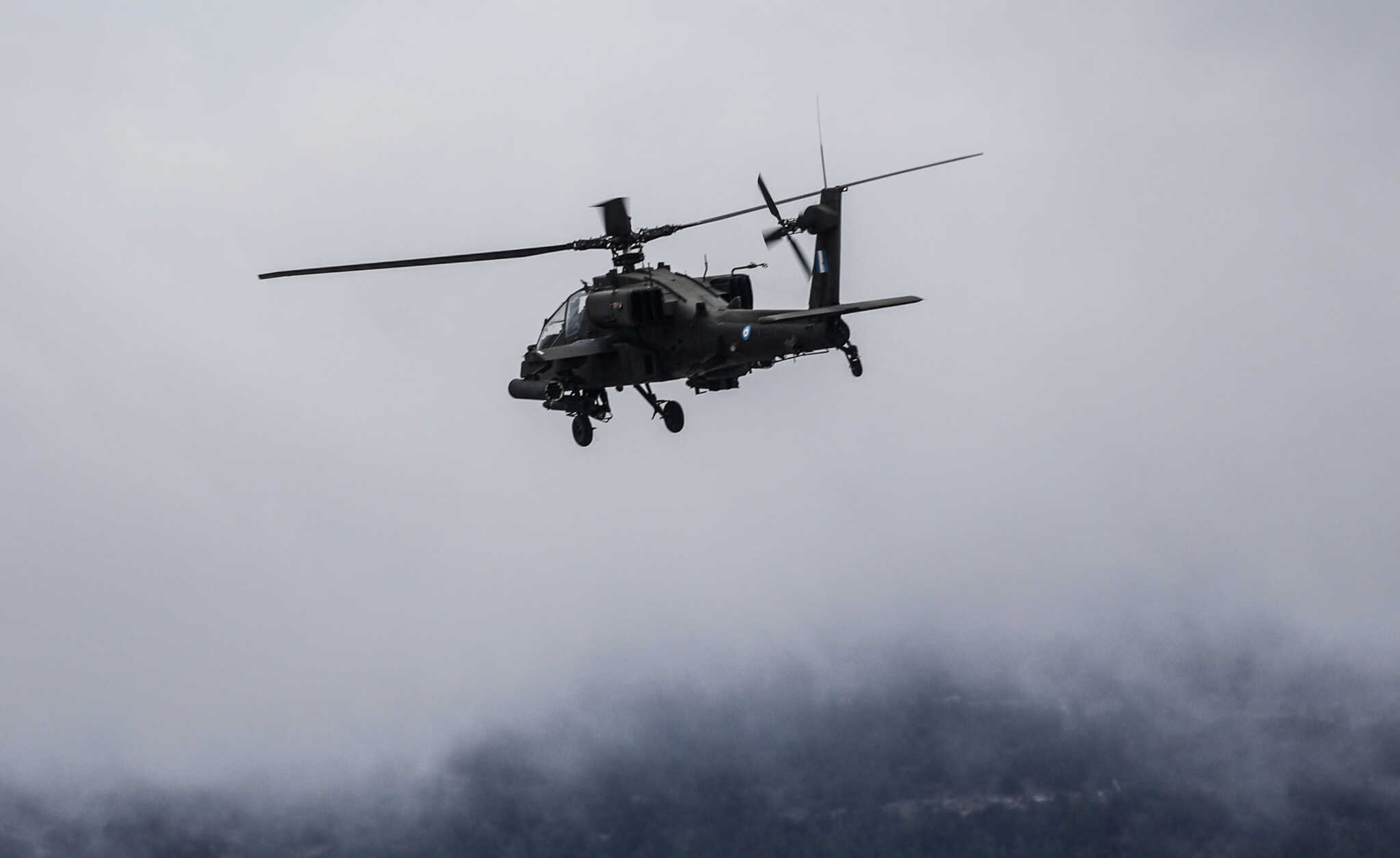 «Σανίδα σωτηρίας» για τα ελληνικά ελικόπτερα Apache η συμφωνία προμήθειας ανταλλακτικών από τα Εμιράτα