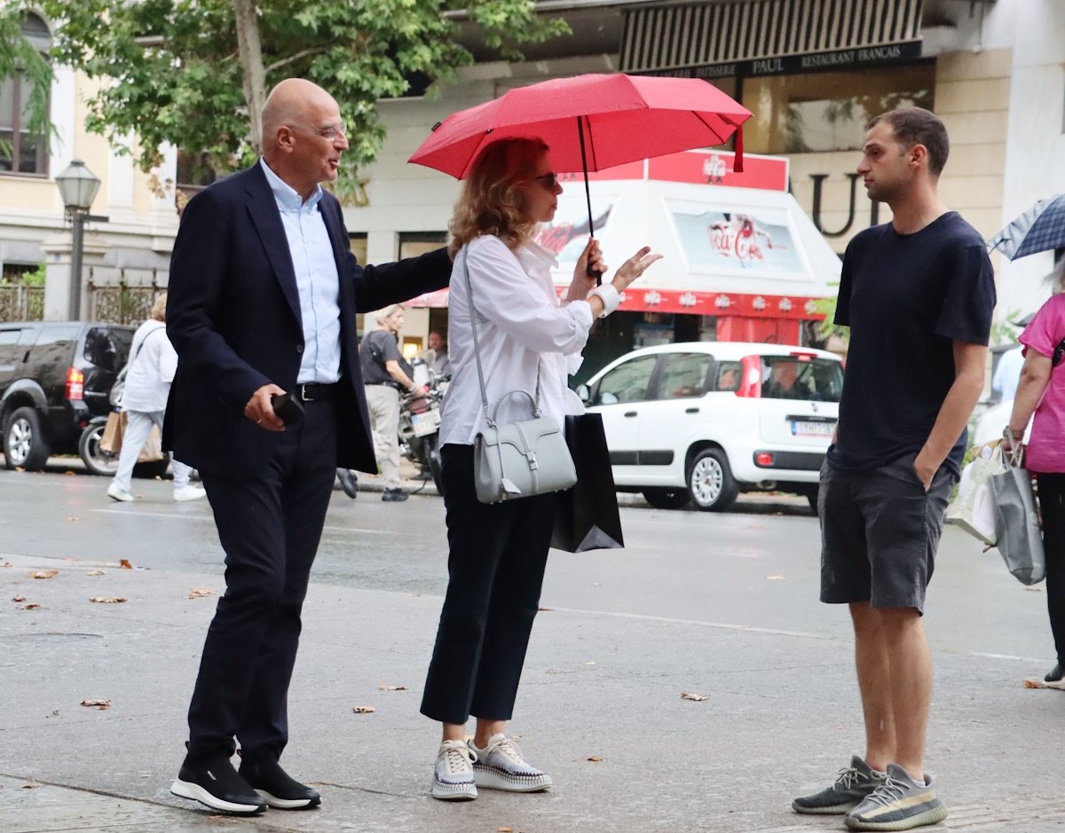 Νίκος Δένδιας: Σπάνια εμφάνιση στο κέντρο της Αθήνας με τη σύζυγό του και τον γιο τους – Φωτογραφίες