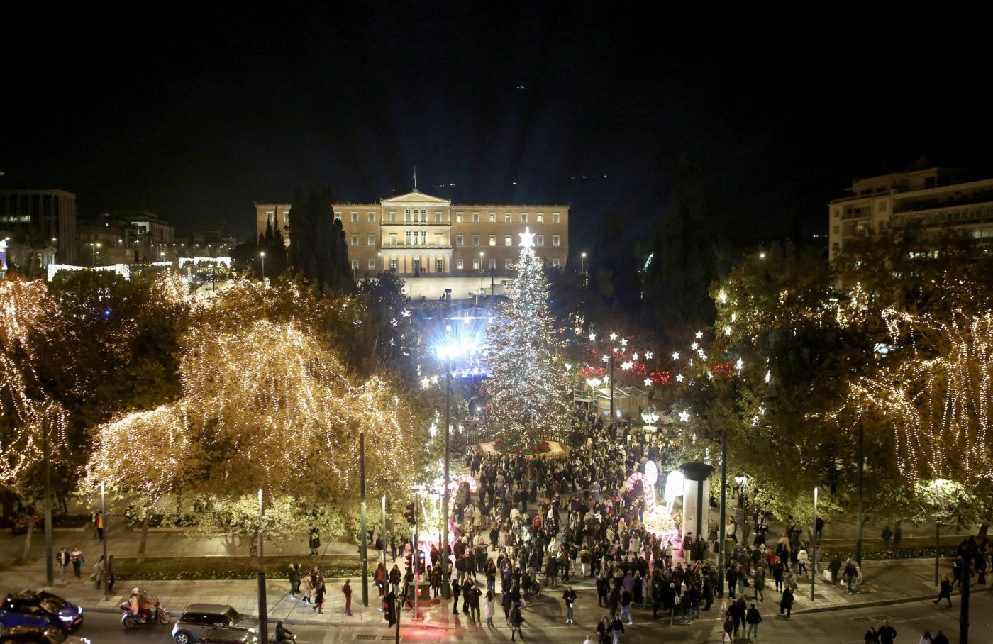 Η Αθήνα «στόλισε» τα γιορτινά της – Ανάψανε τα φώτα του χριστουγεννιάτικου δέντρου στην πλατεία Συντάγματος