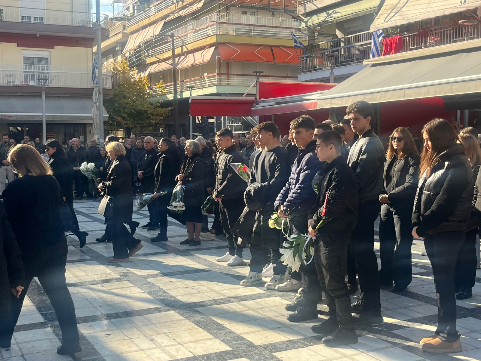 Βασίλης Μαντζουράνης: Ο τελευταίος αποχαιρετισμός στον 53χρονο καλλιτέχνη του συγκροτήματος «Δυτικές Συνοικίες»