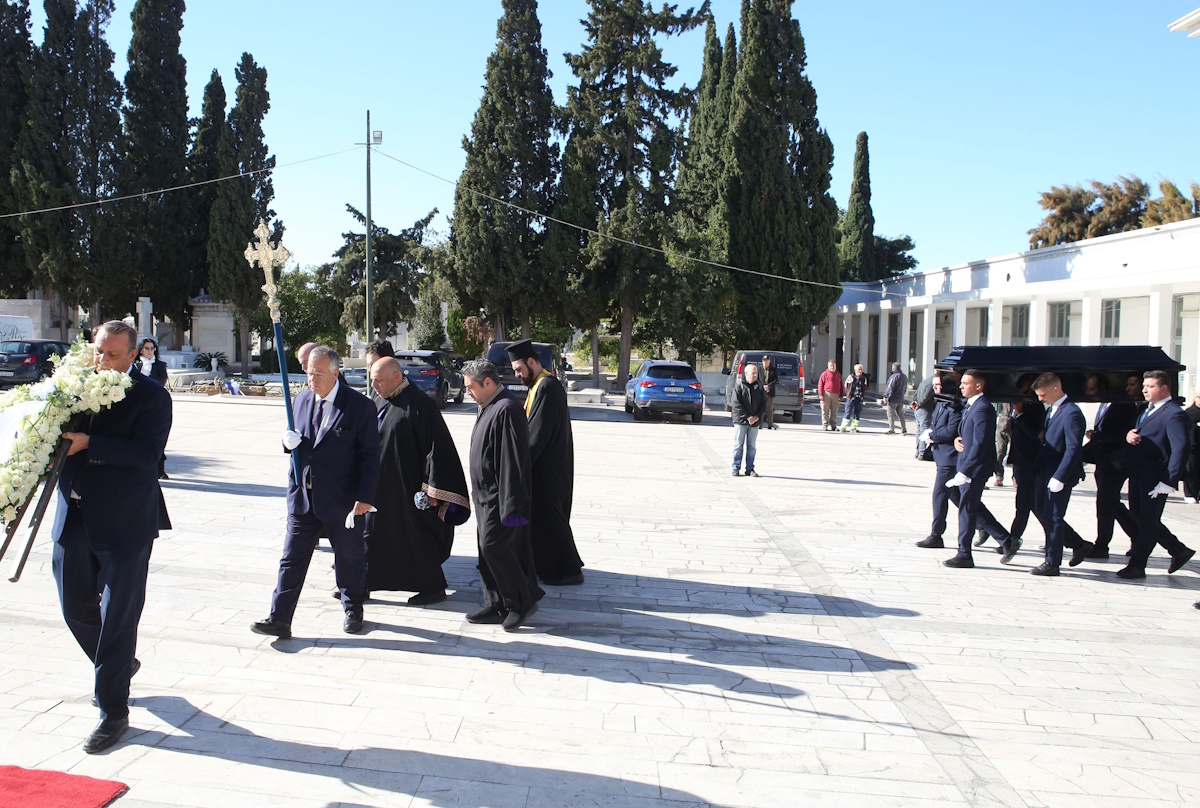 Αντώνης Καρατζόπουλος: Συγκίνηση στο τελευταίο «αντίο» στο Α’ Νεκροταφείο Αθηνών