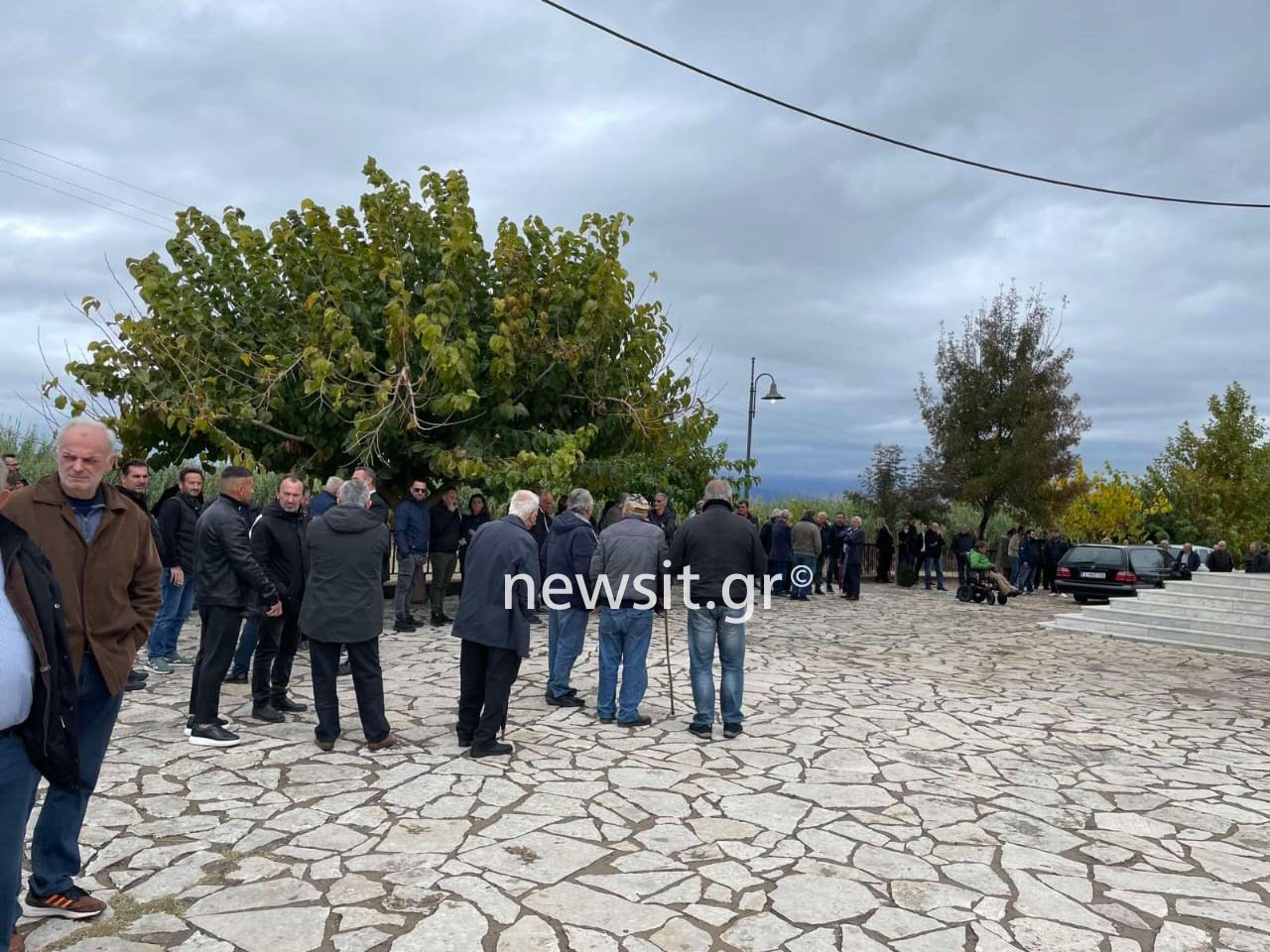 Θρήνος στην κηδεία της 43χρονης Δώρας στο Δοκίμι Αγρινίου - Οργή για το δράστη της δολοφονίας