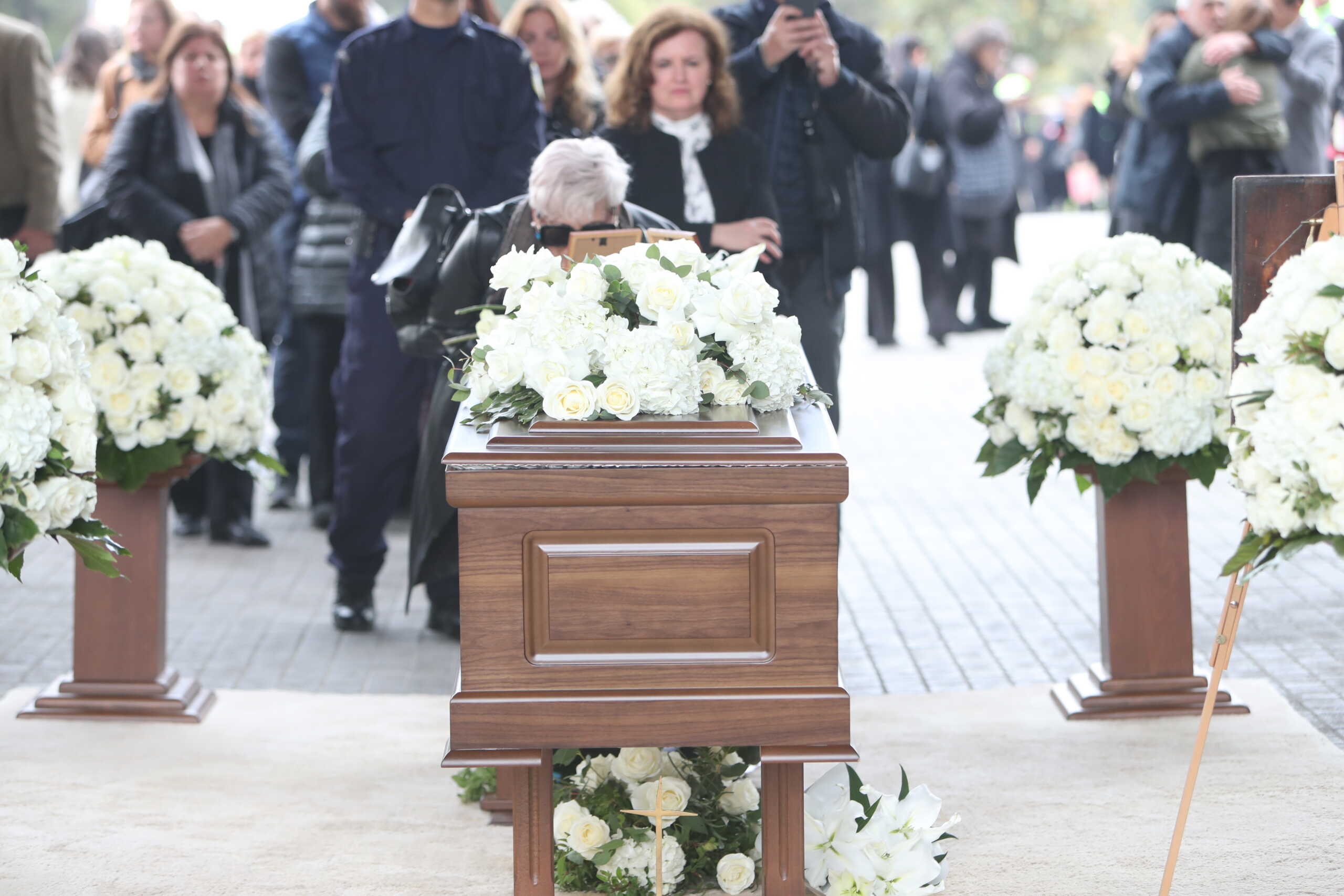 Σε λαϊκό προσκύνημα η σορός του Γιάννη Μπουτάρη – Πλήθος κόσμου τον αποχαιρετά στο δημαρχείο Θεσσαλονίκης