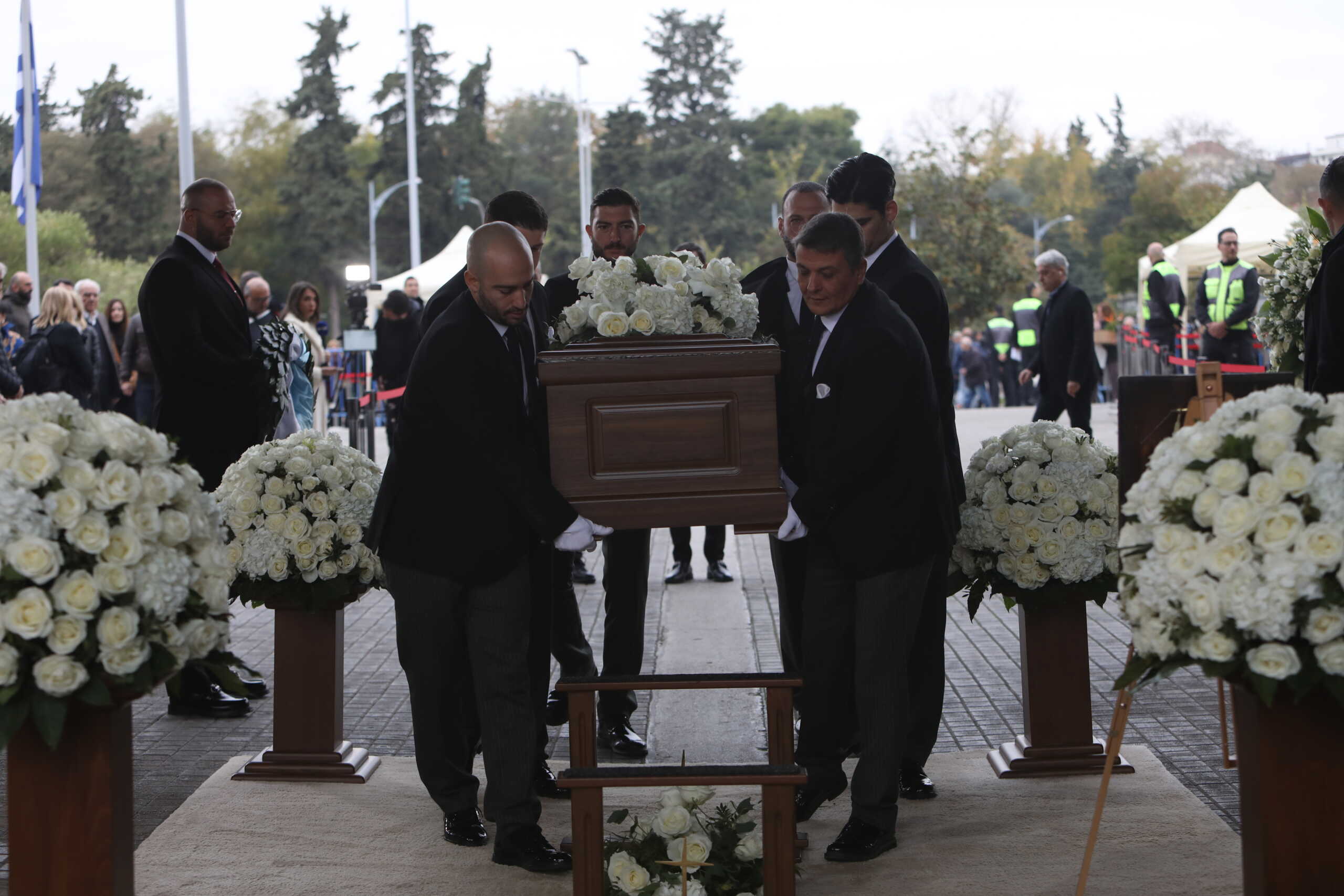 Σε λαϊκό προσκύνημα η σορός του Γιάννη Μπουτάρη – Πλήθος κόσμου τον αποχαιρετά στο δημαρχείο Θεσσαλονίκης