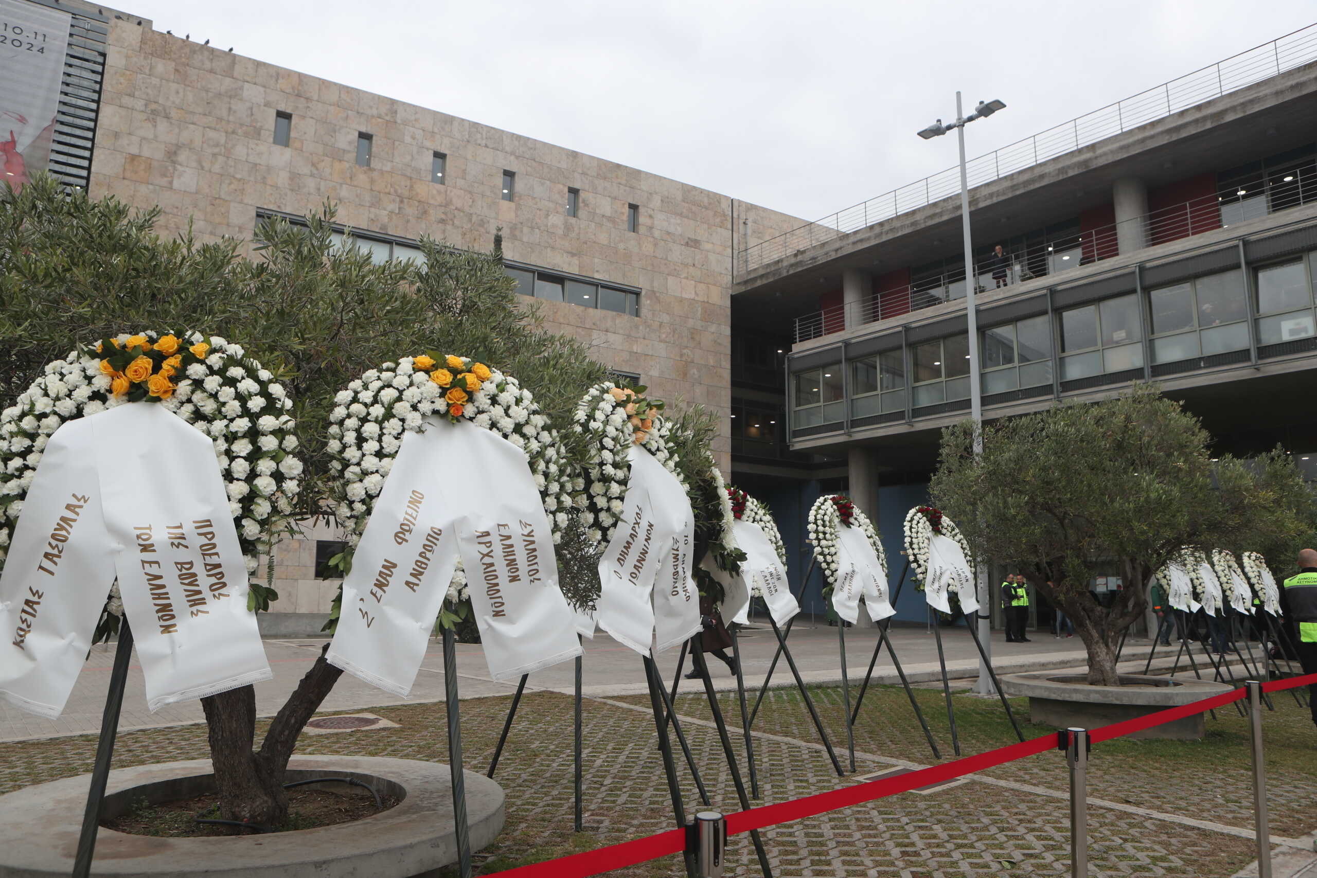 Σε λαϊκό προσκύνημα η σορός του Γιάννη Μπουτάρη – Πλήθος κόσμου τον αποχαιρετά στο δημαρχείο Θεσσαλονίκης