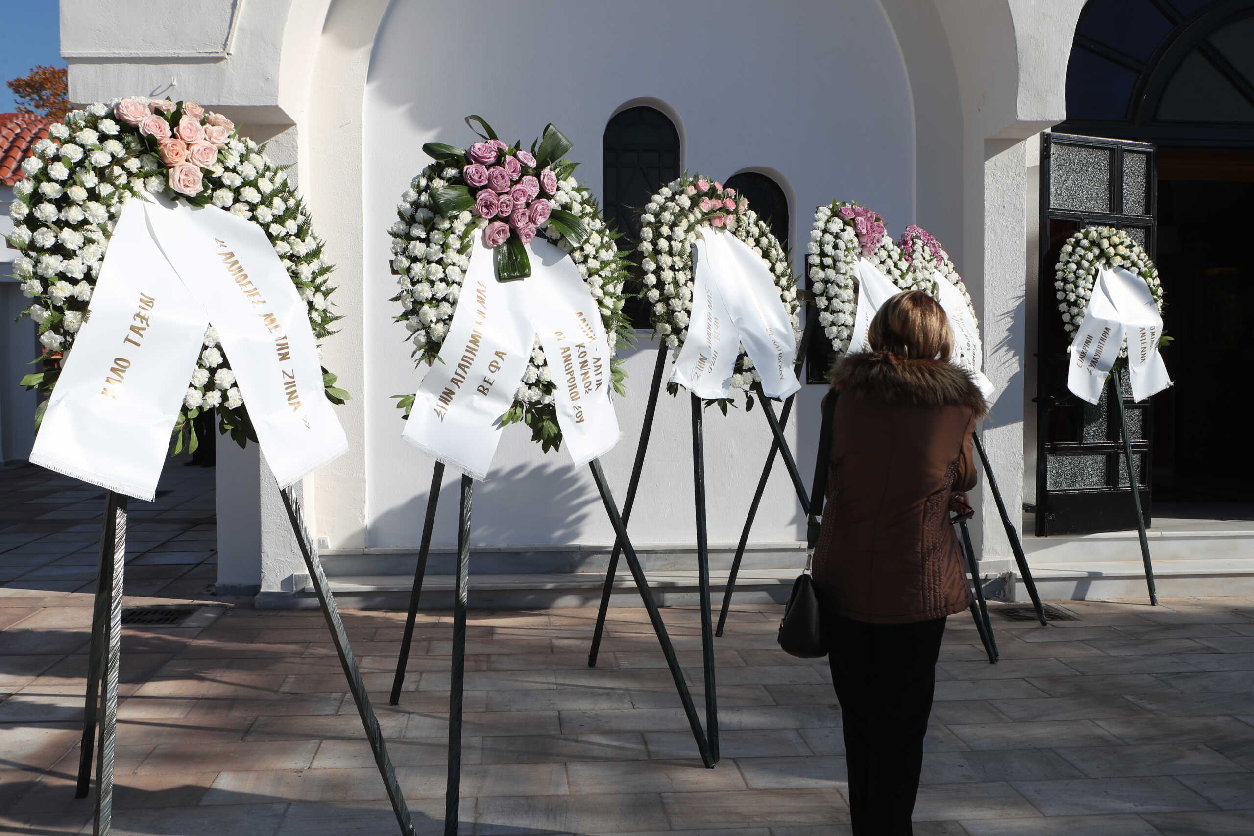 Συγγενείς και φίλοι αποχαιρετούν τη Βέφα Αλεξιάδου στο κοιμητήριο της Θέρμης στη Θεσσαλονίκη