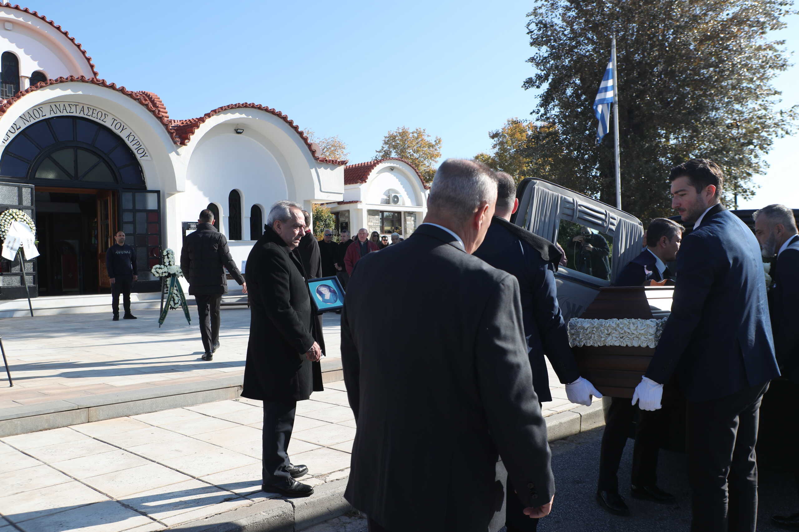 Συγγενείς και φίλοι αποχαιρετούν τη Βέφα Αλεξιάδου στο κοιμητήριο της Θέρμης στη Θεσσαλονίκη