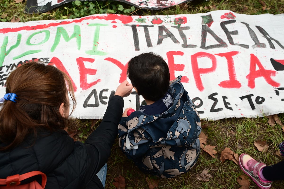 Με λουλούδια και ζωγραφιές οι εκδηλώσεις για την 51η επέτειο του Πολυτεχνείου - Κυκλοφοριακές ρυθμίσεις στο κέντρο της Αθήνας