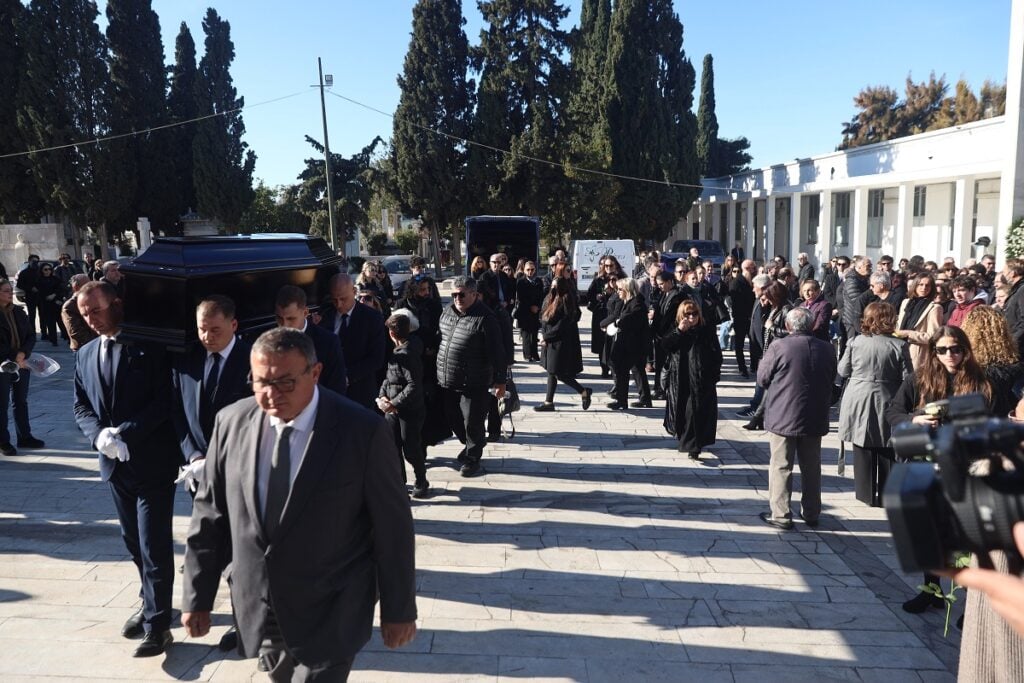 Συντετριμμένοι φίλοι και οικογένεια στην τελευταία αποχαιρετιστήρια στιγμή για τον Δημήτρη Ήμελλο