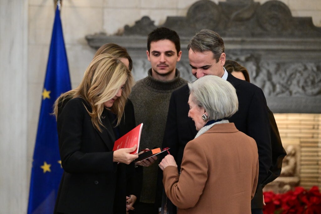 Τα κάλαντα στον πρωθυπουργό Κ. Μητσοτάκη από το Λύκειο Γυναικών