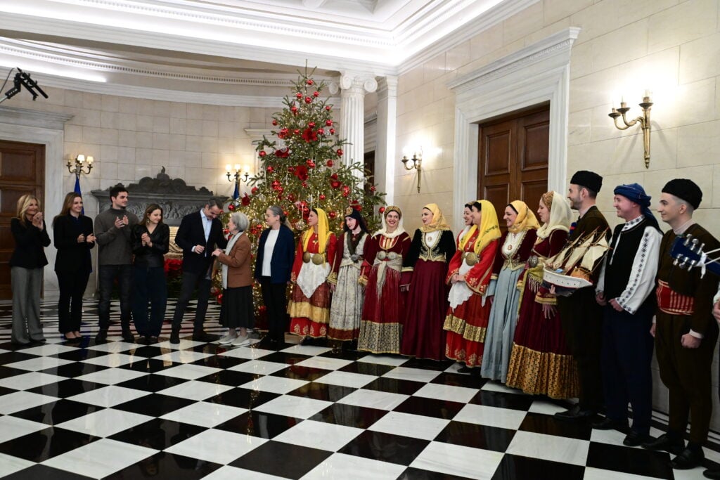 Τα κάλαντα στον πρωθυπουργό Κ. Μητσοτάκη από το Λύκειο Γυναικών