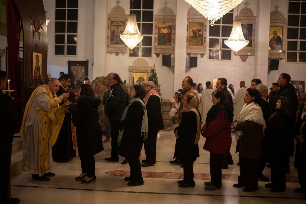 Εκατομμύρια χριστιανοί γιορτάζουν τα φετινά Χριστούγεννα στη σκιά πολέμων