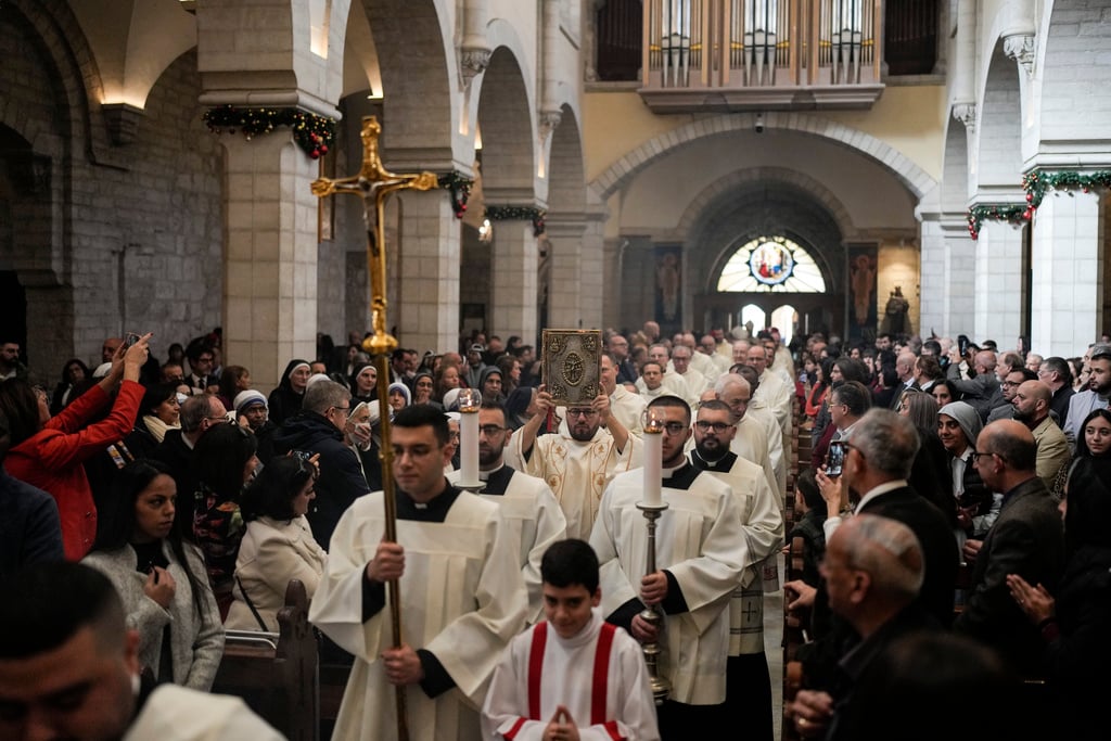 Εκατομμύρια χριστιανοί γιορτάζουν τα φετινά Χριστούγεννα στη σκιά πολέμων