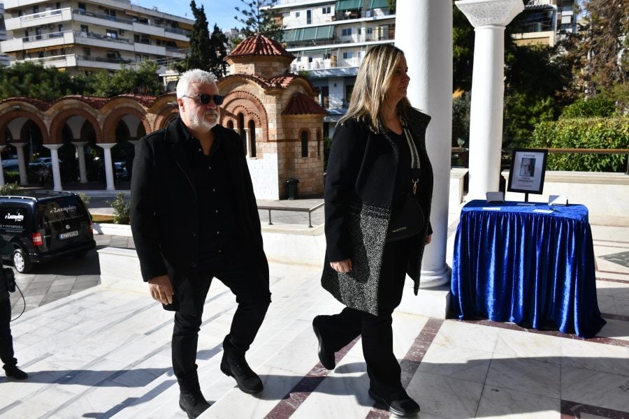 Κηδεία Κώστα Χαρδαβέλλα: Σε κλίμα συναισθηματισμού το τελευταίο «αντίο» – Ποιοι ήταν παρόντες